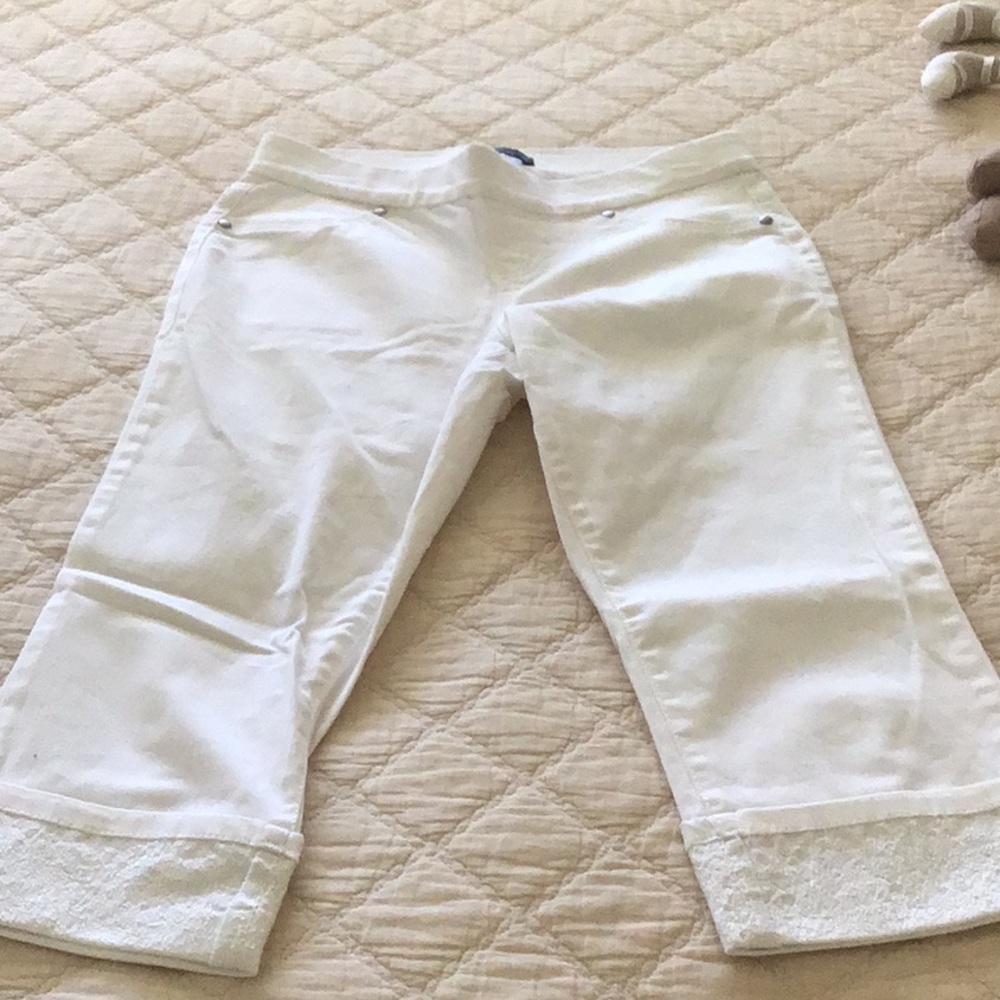 NWOT New Directions Capris with cuffed lace 2P